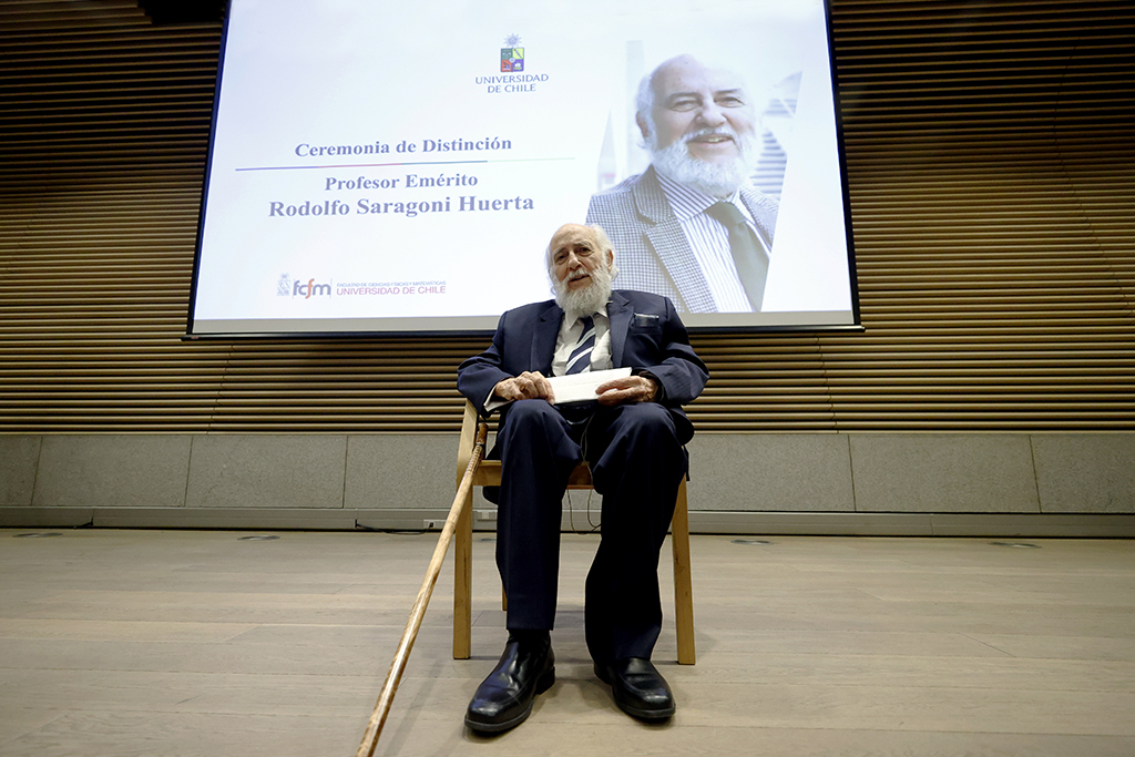 Rodolfo Saragoni Huerta recibió la Distinción de Profesor Emérito de la Universidad de Chile